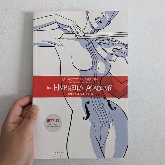 Umbrella Academy Graphic Novel - Picture 1 of 4